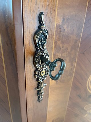 Mueble holandés de marquetería en nogal y bronce