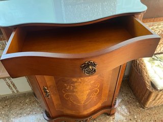 Mueble holandés de marquetería en nogal y bronce