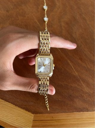 Reloj y pulsera dorados