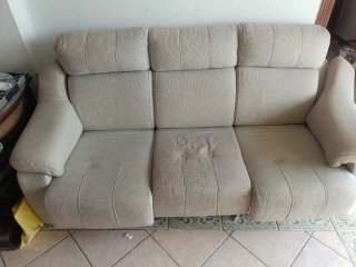 Sofá de tela beige de 3 plazas