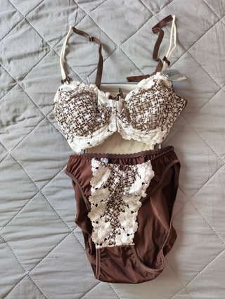 Conjunto lencería marrón y blanco