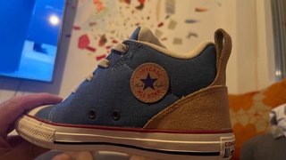 Converse azules y marrones