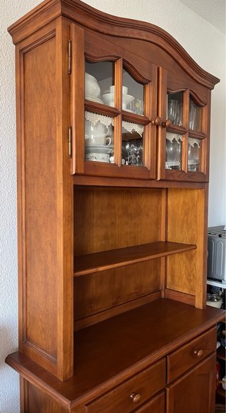 Mueble de madera con vitrina