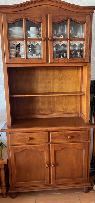 Mueble de madera con vitrina
