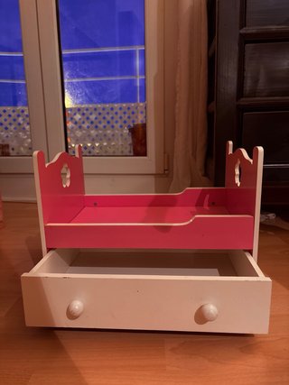 Cuna de juguete rosa con cajón ( de juguete )