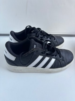 Zapatillas Adidas Negras y Blancas Talla 36