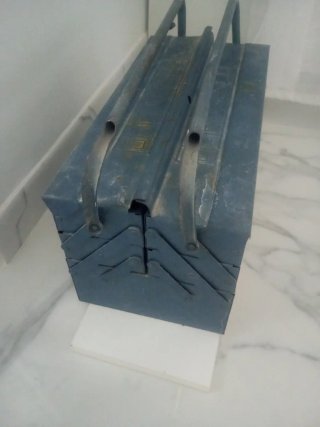 Caja de herramientas con tornillos