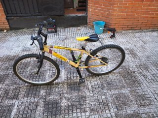 Bicicleta de montaña amarilla