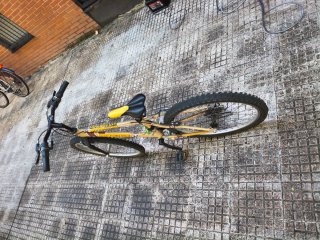 Bicicleta de montaña amarilla