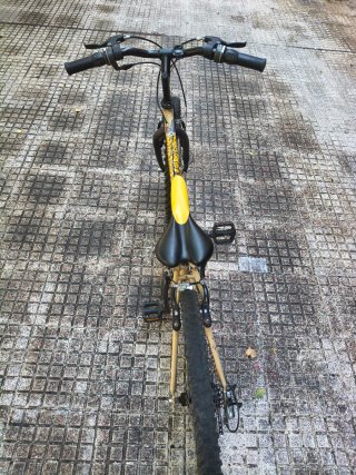 Bicicleta de montaña amarilla