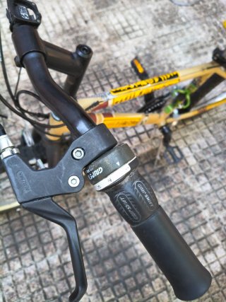 Bicicleta de montaña amarilla