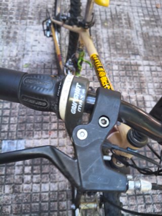 Bicicleta de montaña amarilla