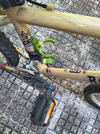 Bicicleta de montaña amarilla