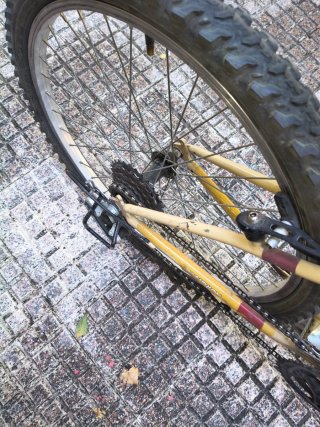 Bicicleta de montaña amarilla