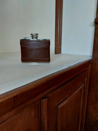 Petaca de cuero marrón