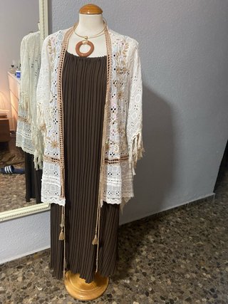 Vestido midi marrón plisado