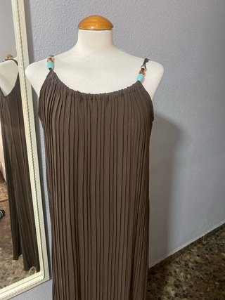 Vestido midi marrón plisado