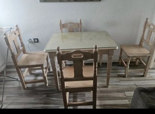 Mesa y 4 sillas de madera