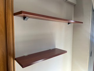 Scaffali marroni in legno per soggiorno vintage