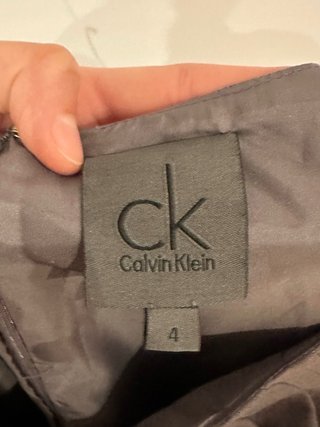 Vestido Calvin Klein original en color gris topo.