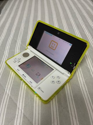 Nintendo 3DS con funda, cargador y lápiz táctil