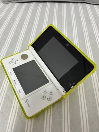 Nintendo 3DS con funda, cargador y lápiz táctil