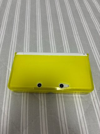 Nintendo 3DS con funda, cargador y lápiz táctil
