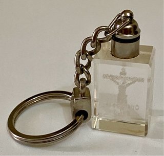 Llavero religioso cristal Jesús crucificado.