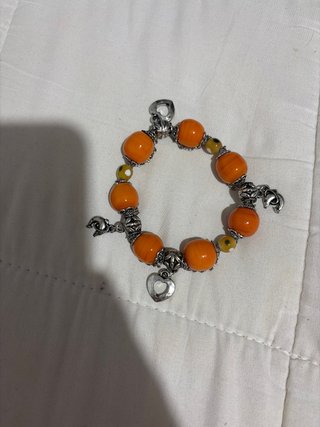 Pulsera naranja con dijes
