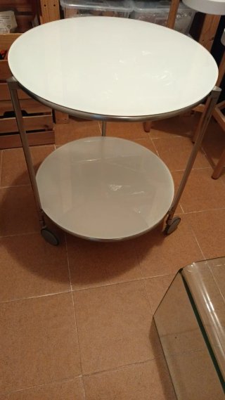 Mesa redonda blanca y marrón