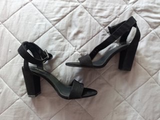 Sandalias tacón Zara negras