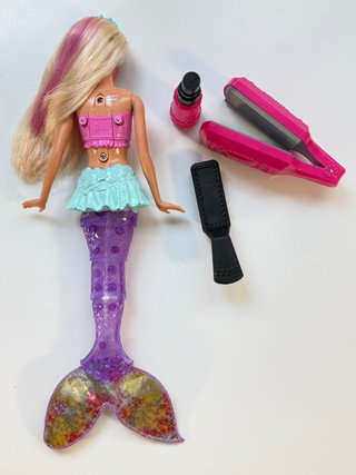 Barbie Sirena Morada con Cola Brillante