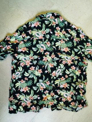 Camicia nera floreale uomo