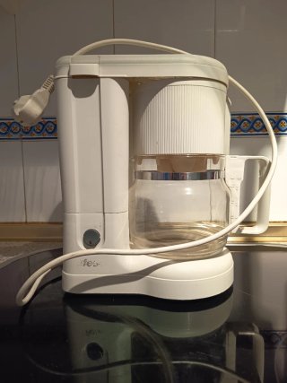 Cafetera blanca con jarra de cristal