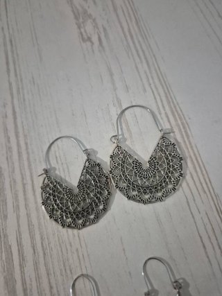 Lote de pendientes plateados y rojos