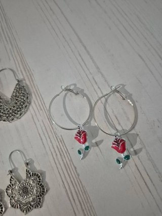 Lote de pendientes plateados y rojos