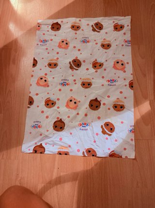 Juguete de cesta de bebes con manta