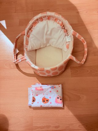 Juguete de cesta de bebes con manta