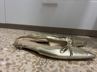 Zapatos planos punta dorados
