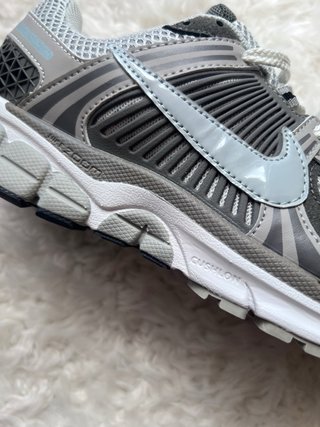 Zapatillas Nike Vomero Gris Blanco