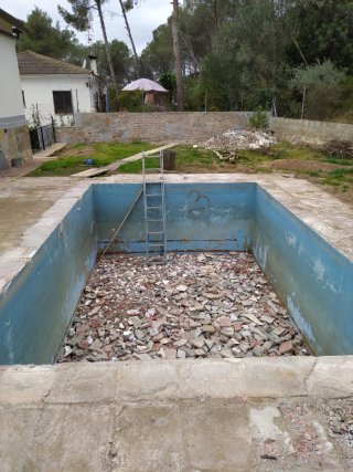 Servicios de construcción y reparación de piscinas