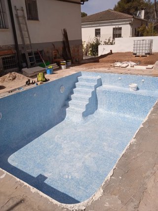Servicios de construcción y reparación de piscinas