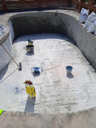 Servicios de construcción y reparación de piscinas