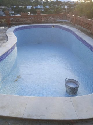 Servicios de construcción y reparación de piscinas