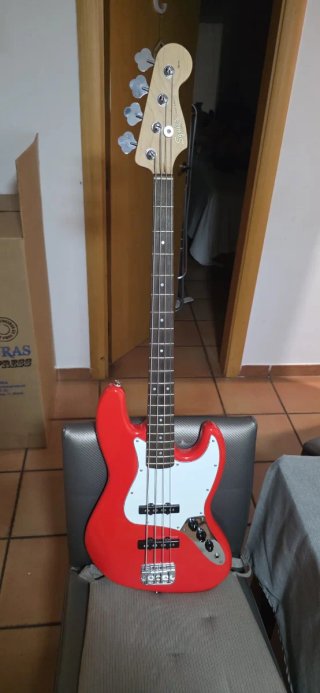 Bajo Eléctrico Squier Rojo