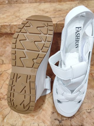 Sandalias de cuña cómodas blancas. Nuevas