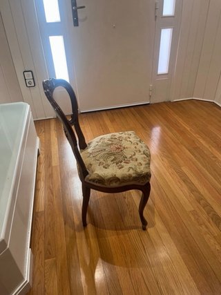 Silla de madera con tapizado floral