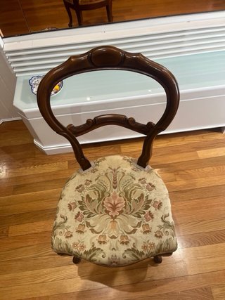 Silla de madera con tapizado floral