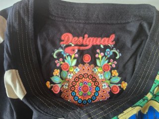 Camiseta Desigual flores y lunares