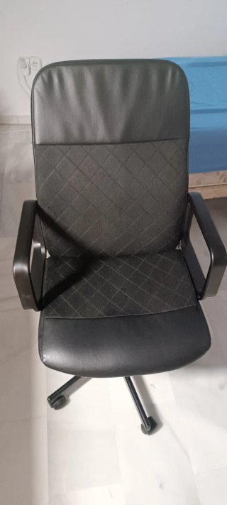 Silla de oficina Ikea negra con ruedas